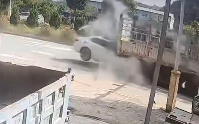 Ô tô lao vào gầm xe tải đang đỗ, 7 người tử vong