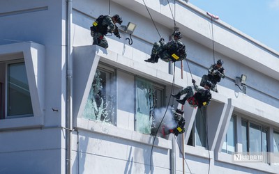 Cảnh sát đặc nhiệm diễn tập giải cứu con tin, xử lý bom mìn tại Ga Nhổn