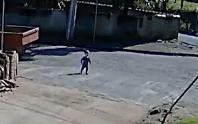 Cậu bé 1 tuổi trốn khỏi trường mẫu giáo, đi đến nơi làm việc của mẹ