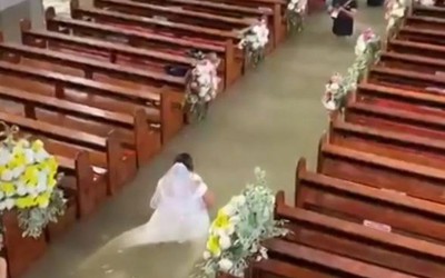 Cô dâu chú rể lội nước ngang hông trong ngày cưới