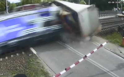 Mắc kẹt trên đường ray, xe tải bị đoàn tàu đâm trúng