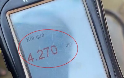 Người đàn ông đi xe máy bị phạt vì nồng độ cồn gấp hơn 10 lần mức kịch khung