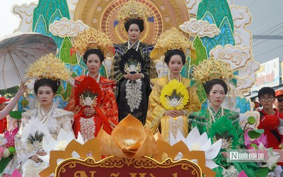Người dân, du khách hòa mình vào Lễ hội Nghinh Ông ở Phan Thiết