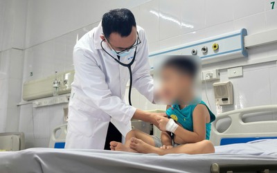 Trẻ sốt 40 độ vì Adenovirus, bác sĩ cảnh báo điều cha mẹ dễ bỏ qua