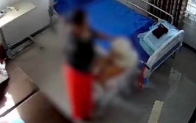 Xem lại camera trong phòng mẹ, đôi vợ chồng liền báo cảnh sát