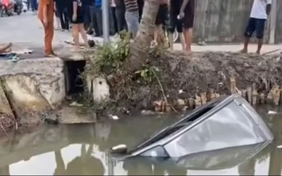 Ô tô bất ngờ lao xuống mương nước, 2 vợ chồng tử vong, 3 người khác bị thương nặng