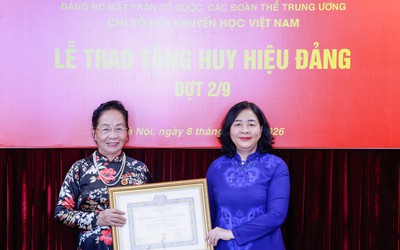 Trao tặng Huy hiệu 45 năm tuổi Đảng cho nguyên Phó Chủ tịch nước Nguyễn Thị Doan