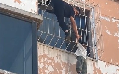 Bé trai 5 tuổi kẹt đầu vào song sắt ở tầng 6 và màn giải cứu thót tim