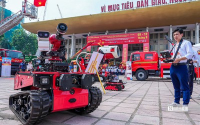 Học sinh Hà Nội háo hức trải nghiệm các công nghệ phòng cháy chữa cháy