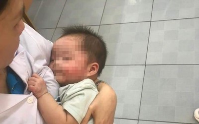 Xót xa bé gái 7 tháng tuổi bị bỏ rơi vệ đường, người chi chít vết muỗi đốt