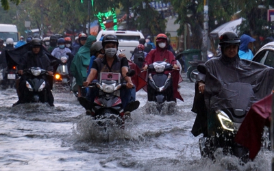 Mưa trắng trời, đường phố ngập lênh láng, người dân TP.HCM rẽ sóng nước về nhà