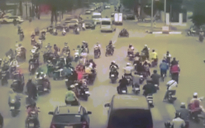Clip: Ô tô lao như tên bắn tông hàng loạt xe máy ở Hà Nội