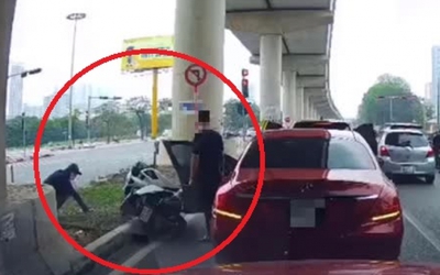 Clip: Tài xế ô tô Mercedes mở cửa không đúng lúc, lái xe SH gặp tai họa