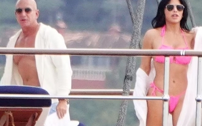 Tỷ phú Jeff Bezos khoe cơ bắp cùng bạn gái "nóng bỏng" trên siêu du thuyền