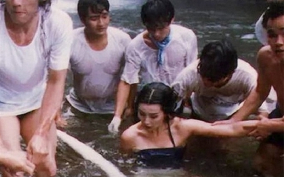 Những cú lừa ngoạn mục trong cảnh tắm trần của mỹ nhân