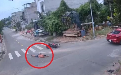 Clip: Nhanh vài giây, xe máy phi đầu vào ô tô, tài xế ngã gục