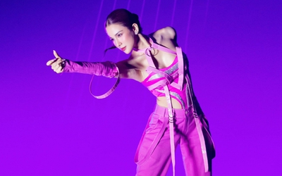 Diệp Lâm Anh mặc đồ khoét cao đến eo, hở trọn múi bụng "đẹp thật như giả"