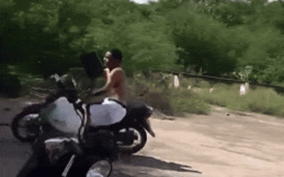 Clip: Vui đùa quá đà với xe máy bị xe “vật lại” khốn khổ