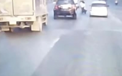 Clip: Tông nữ tài xế xe lái máy tạt đầu, ô tô gặp ngay tai họa từ xe tải