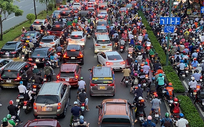 Cửa ngõ sân bay Tân Sơn Nhất kẹt xe khủng khiếp sau vụ tai nạn chết người