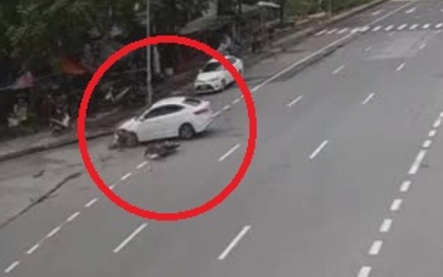 Clip: Phóng xe máy chạy bất thường tông vỡ đầu ô tô, tài xế bay qua đầu “xế hộp”