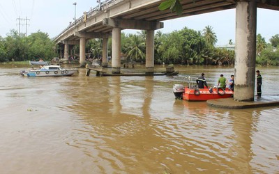 Sà lan chở cát chìm giữa sông, vợ chồng mất tích