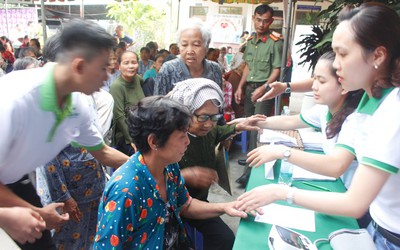 Công an TP.Cần Thơ tặng quà, khám bệnh miễn phí cho người nghèo