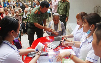 Công an TP.Cần Thơ khám bệnh, phát thuốc miễn phí cho người nghèo