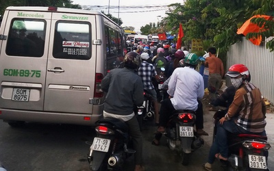 Phà Đình Khao kẹt cứng do lượng phương tiện tăng đột biến