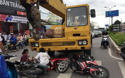 Xe cứu hộ tông liên hoàn xe máy chờ đèn đỏ, một bé trai tử vong