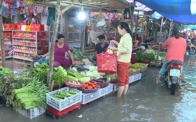 Triều cường dâng cao, tiểu thương chấp nhận “sống chung với lũ”