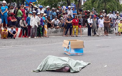 Điều tra vụ thi thể hài nhi trong bao tải rơi giữa đường