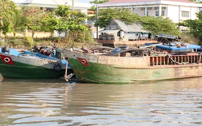 Bắt 3 sà lan trọng tải lớn hút cát trái phép trên sông Tiền trong đêm