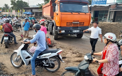 Mẹ bị xe ben cán nát chân, con gái gào khóc thảm thiết