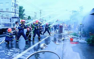 Vĩnh Long: Cháy căn nhà ven Quốc lộ, người dân hốt hoảng