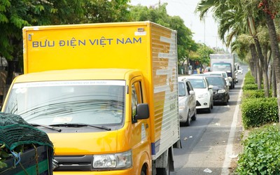 Ngày đầu kỳ nghỉ lễ, hướng về miền Tây đông nghẹt ùn ứ cục bộ