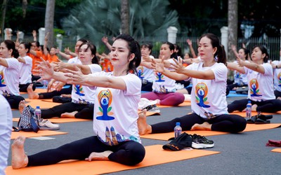 Đồng Tháp: 500 người tham gia đồng diễn Ngày Quốc tế Yoga lần thứ 9