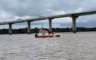 Tìm được thi thể cháu bé trong vụ nghi mẹ ôm con nhảy cầu ở Trà Vinh