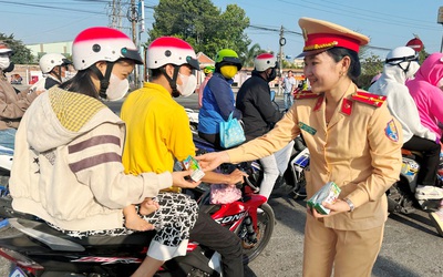 CSGT Công an Vĩnh Long tặng nước suối và sữa cho người dân