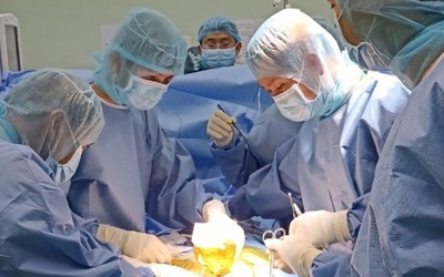 Phối hợp phẫu thuật cứu bệnh nhân bị chiếc kéo đâm xuyên cổ