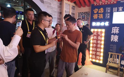 Được tỷ phú Jack Ma nếm thử, kẹo mút vị lẩu Trùng Khánh bán "đắt như tôm tươi"