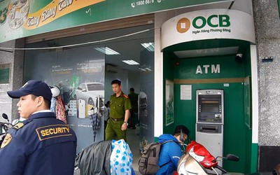 Tên trộm liều lĩnh đập phá cây ATM ngân hàng OCB, dán găng tay vào camera