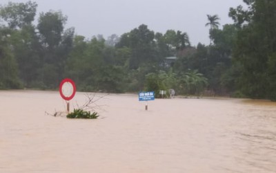 Nước lũ cô lập nhiều vùng, Hà Tĩnh sẵn sàng phương án di dân trong đêm