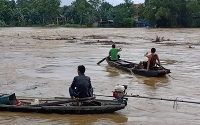 Video: Hãi hùng dân liều mình chèo thuyền giữa nước lũ vớt củi