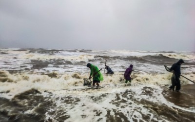 Hà Tĩnh: Nguyên nhân người dân đổ xô ra biển bất chấp sóng lớn