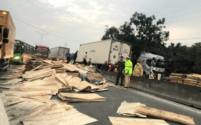 Xe đầu kéo tông dải phân cách, hàng tấn gỗ tràn xuống gây tê liệt QL1A