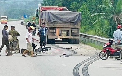 Va chạm với xe đầu kéo, hai vợ chồng thương vong trên QL8A