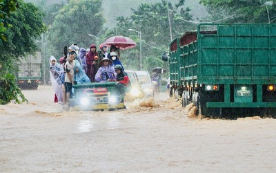 Hà Tĩnh: Mưa xối xả, các hồ chứa đồng loạt xả lũ