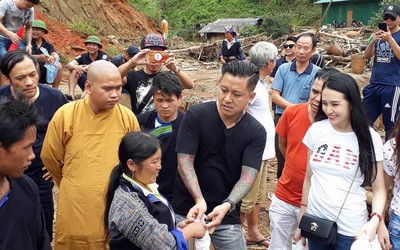 Tuấn Hưng “cõng lợn” gần 300km, lên núi trao tặng bà con vùng lũ