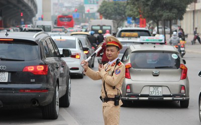 Hà Nội đang ùn tắc kéo dài tại nhiều tuyến phố